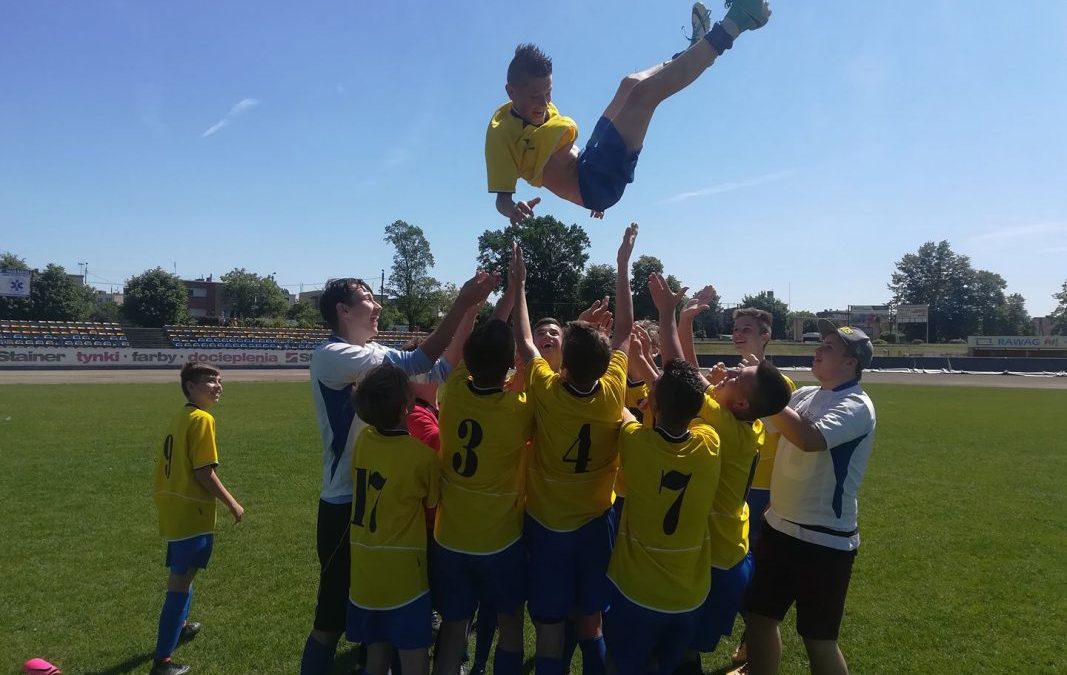 Szczęśliwa wygrana trampkarzy, pechowa porażka orlików.